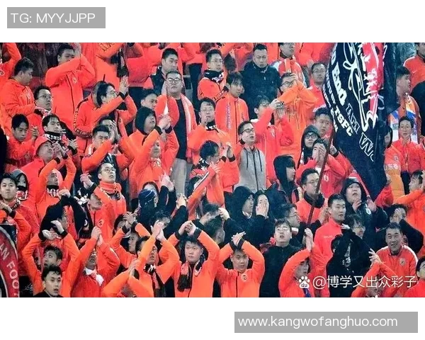 足球场上众星云集他成为焦点 引发球迷热议